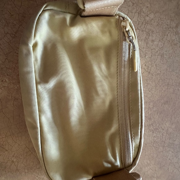 🍋 Lululemon 🍋Everywhere Belt Bag- Golden sand - Very Rare Color - Picture 10 of 11